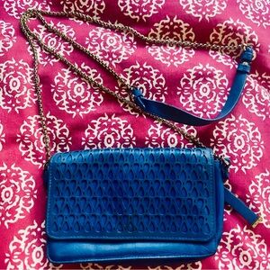Stuart Weitzman
Blue Premium Leather Silver Box
Chain Crossbody Bag